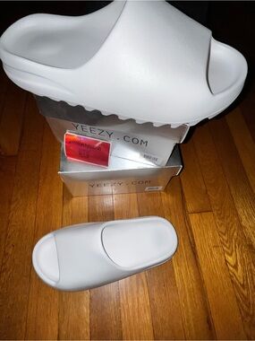 YZY YS-01 (Yeezy Slide) Mens New In Box SIZE White authentic